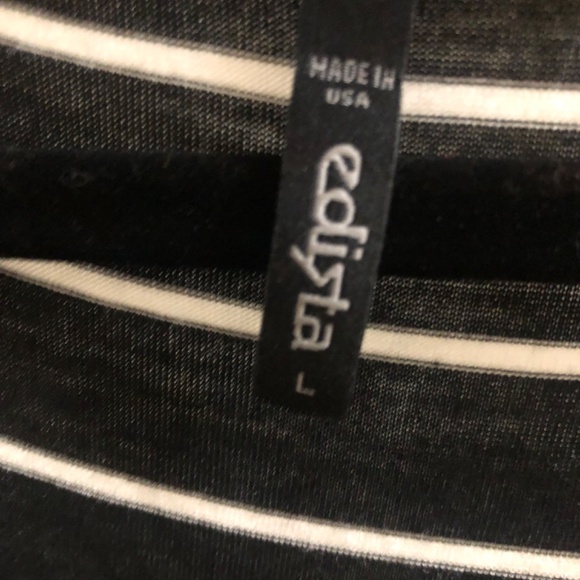 Large black tee with red maple leaf cap sleeve relaxed fit - Picture 3 of 4